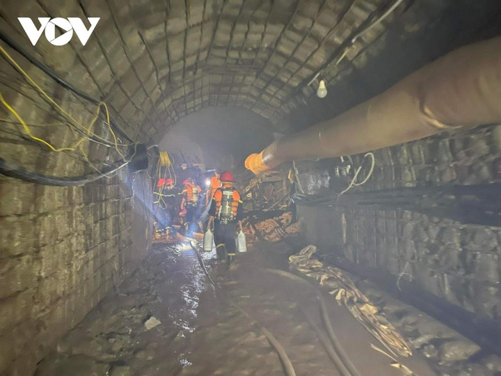 Còn khoảng hơn 40m sẽ tiếp cận vị trí nạn nhân bị cuốn vào hầm thủy điện - 11