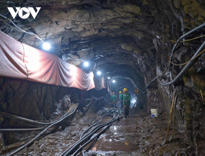 Còn khoảng hơn 40m sẽ tiếp cận vị trí nạn nhân bị cuốn vào hầm thủy điện - 2