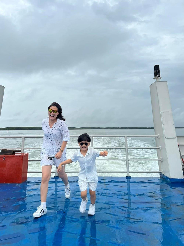 Con trai Ngọc Lan cực tình cảm, chăm sóc mẹ mỗi khi đi làm về - 1