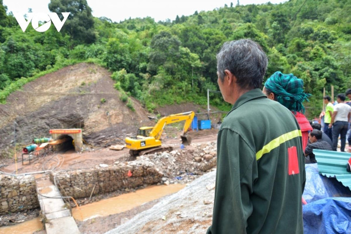 Còn khoảng hơn 40m sẽ tiếp cận vị trí nạn nhân bị cuốn vào hầm thủy điện - 6