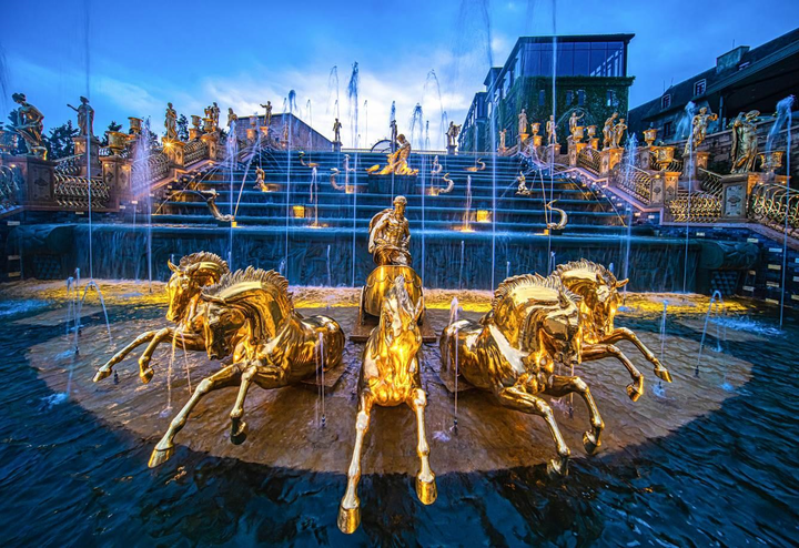 Cận cảnh những tác phẩm điêu khắc độc đáo nhất Thác thần Mặt trời Bà Nà Hills - 1