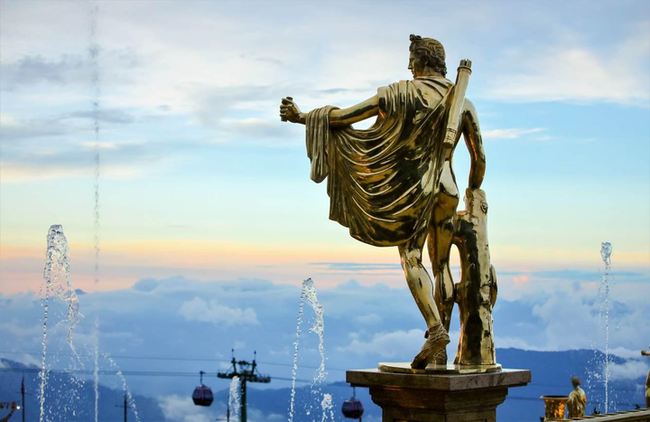 Cận cảnh những tác phẩm điêu khắc độc đáo nhất Thác thần Mặt trời Bà Nà Hills - 3