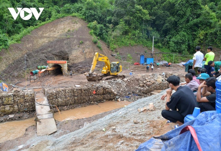 Còn khoảng hơn 40m sẽ tiếp cận vị trí nạn nhân bị cuốn vào hầm thủy điện - 9