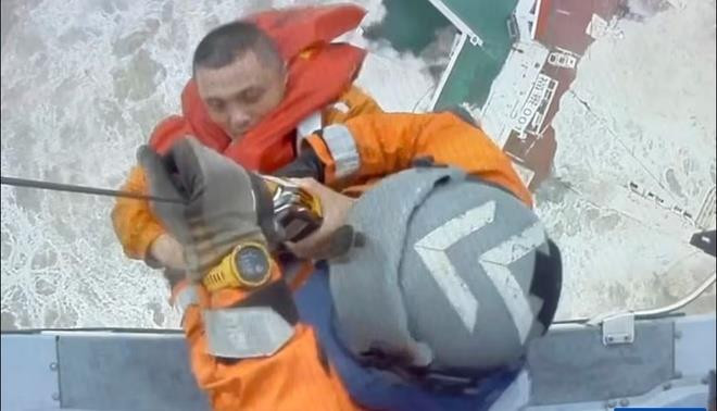 Tìm thấy 12 thi thể trong vụ tàu vỡ làm đôi trên Biển Đông - 1