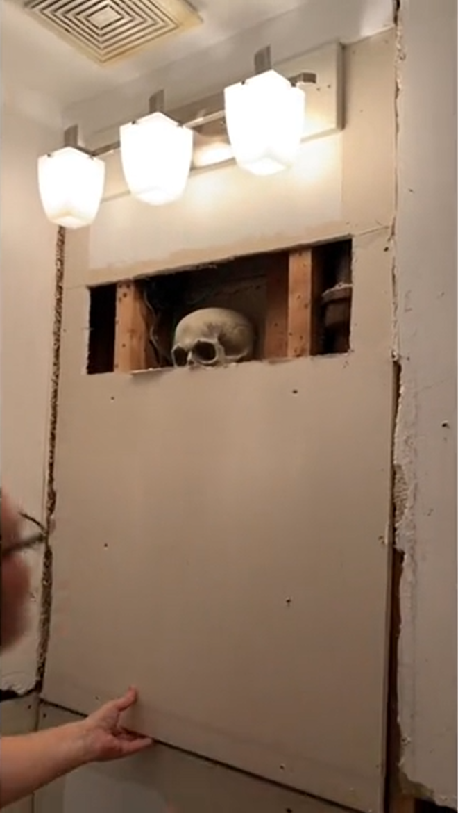 Sửa nhà sau 6 năm, gia đình hoảng hồn phát hiện thứ nằm sau gương phòng tắm - 1
