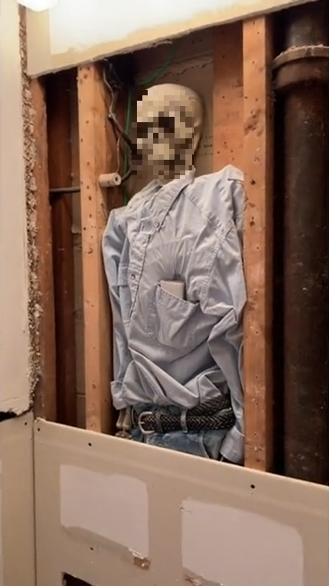 Sửa nhà sau 6 năm, gia đình hoảng hồn phát hiện thứ nằm sau gương phòng tắm - 2