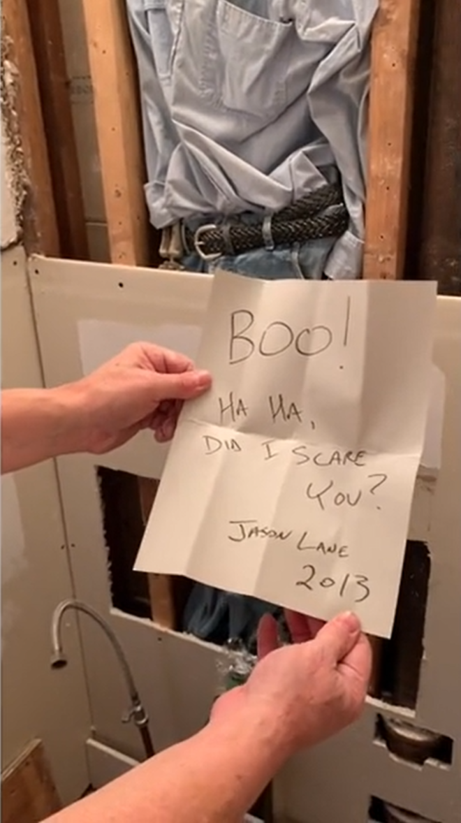 Sửa nhà sau 6 năm, gia đình hoảng hồn phát hiện thứ nằm sau gương phòng tắm - 3