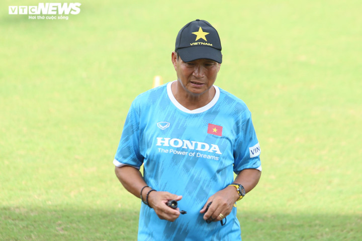 HLV Mai Đức Chung: 2 cầu thủ nữ Việt Nam chấn thương nhẹ - 1