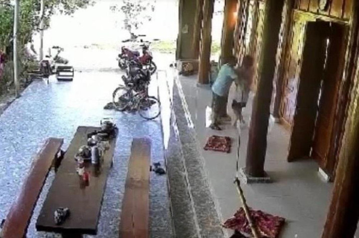 Đình chỉ công tác Chủ tịch Ủy ban MTTQ xã bị tố sàm sỡ nữ sinh lớp 10 - 1