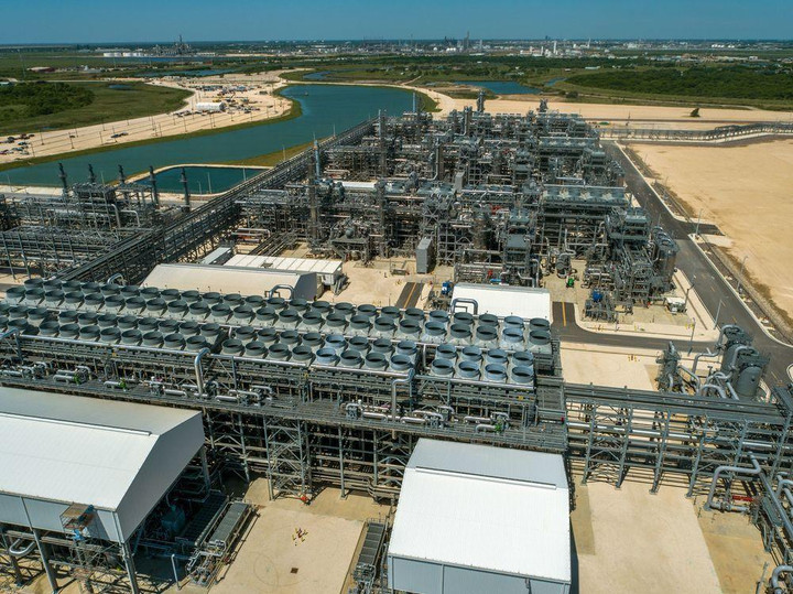 Tăng giá 700%, khí đốt trở thành động lực chiến tranh lạnh mới? - 2