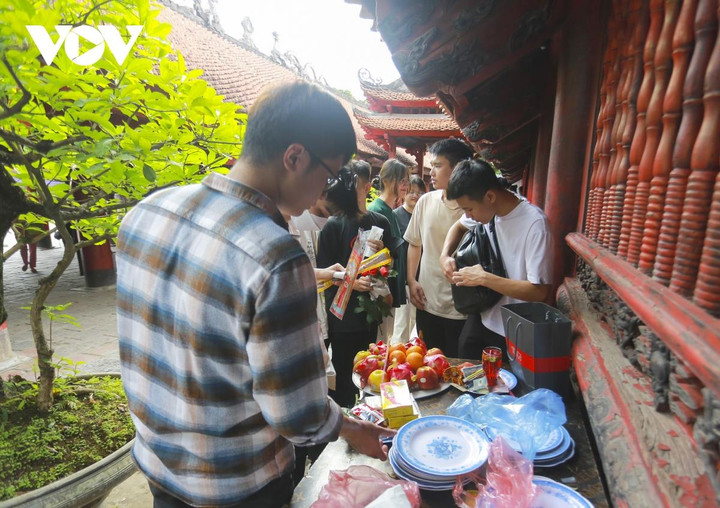 Ảnh: Trước ngày thi tốt nghiệp THPT, sĩ tử nườm nượp đi lễ cầu may - 7