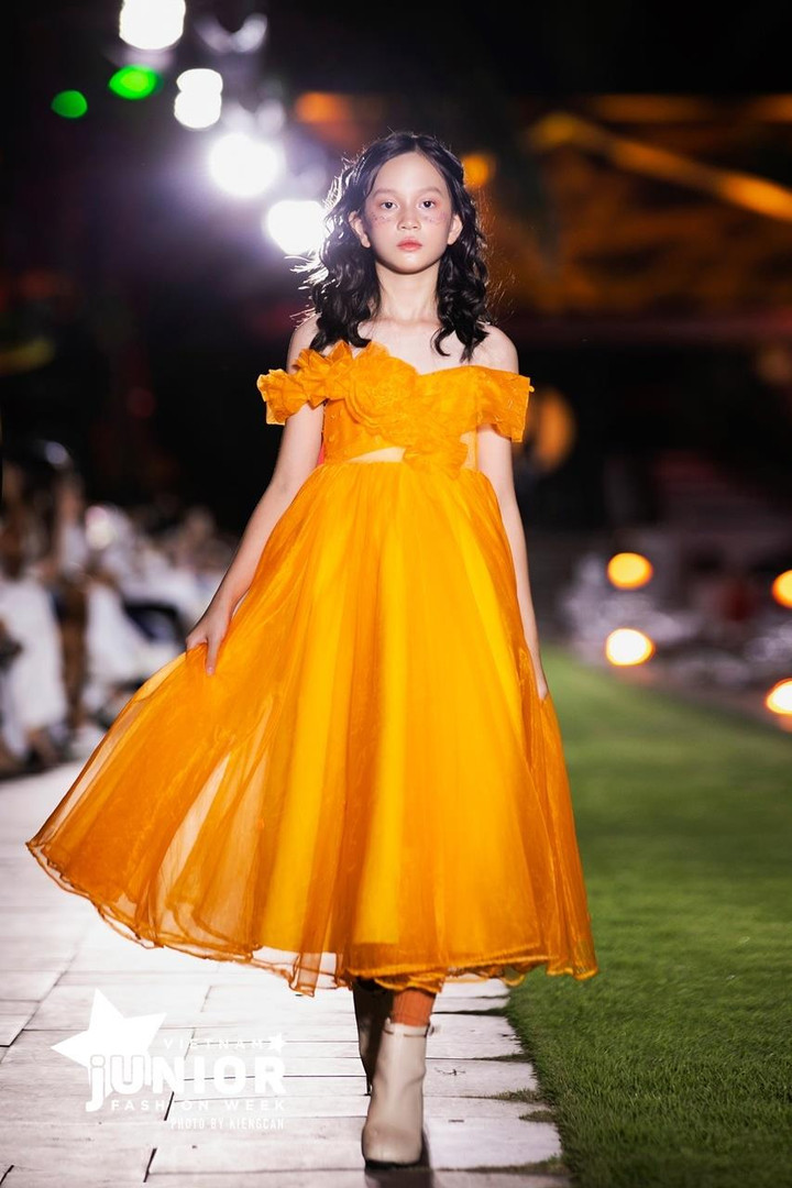 Dàn mẫu nhí xuất hiện ấn tượng trong tuần lễ thời trang - 1
