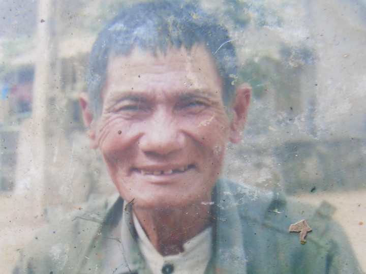 Người cầm cờ tang có biệt danh Sứ thần - 2