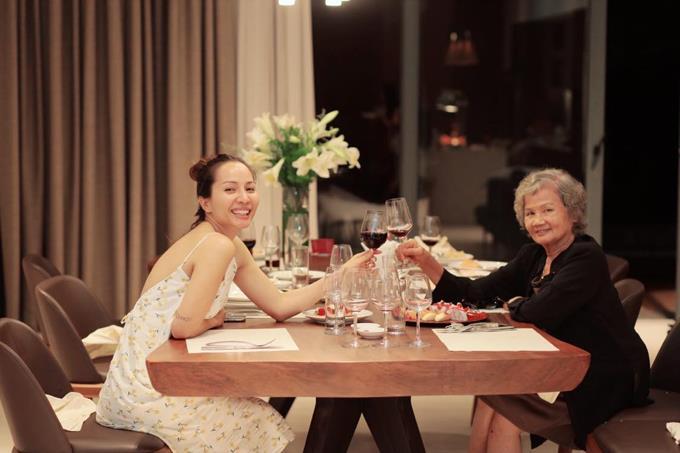 Gây sốt vì song ca với con trai, mẹ Hoàng Bách 'quyền lực' thế nào? - 2