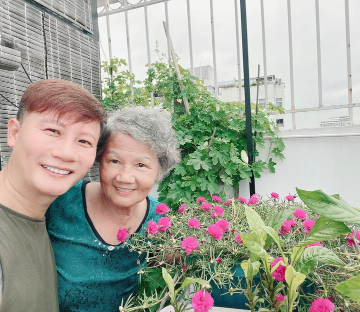 Gây sốt vì song ca với con trai, mẹ Hoàng Bách 'quyền lực' thế nào? - 1