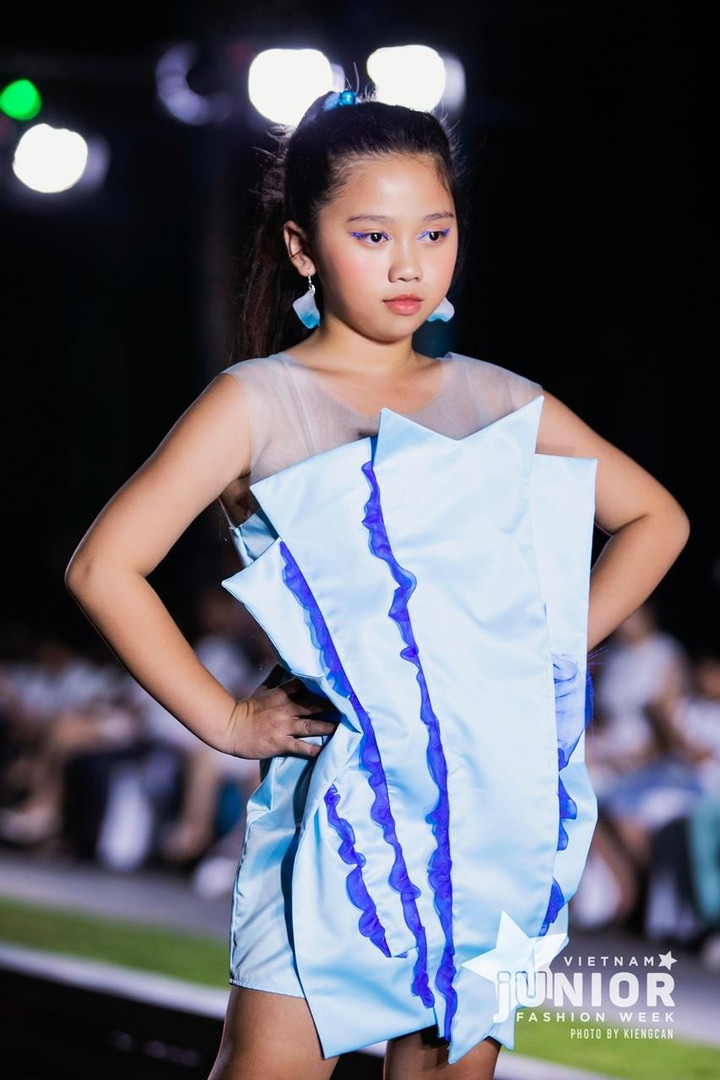 Dàn mẫu nhí xuất hiện ấn tượng trong tuần lễ thời trang - 3
