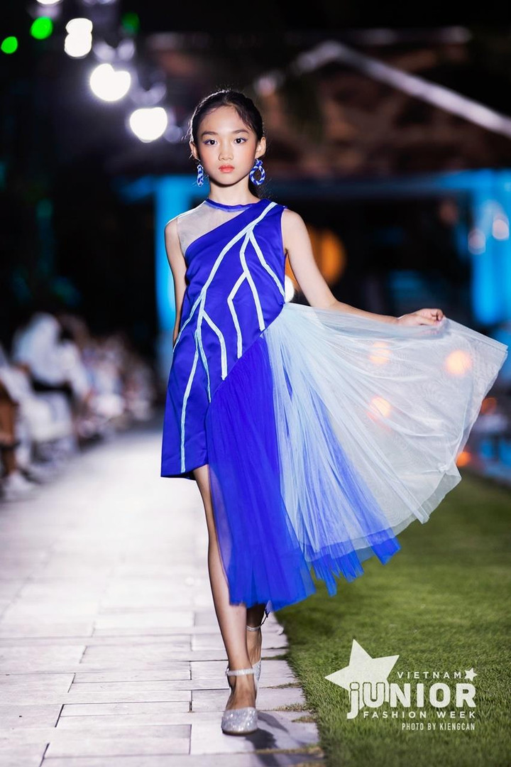 Dàn mẫu nhí xuất hiện ấn tượng trong tuần lễ thời trang - 4