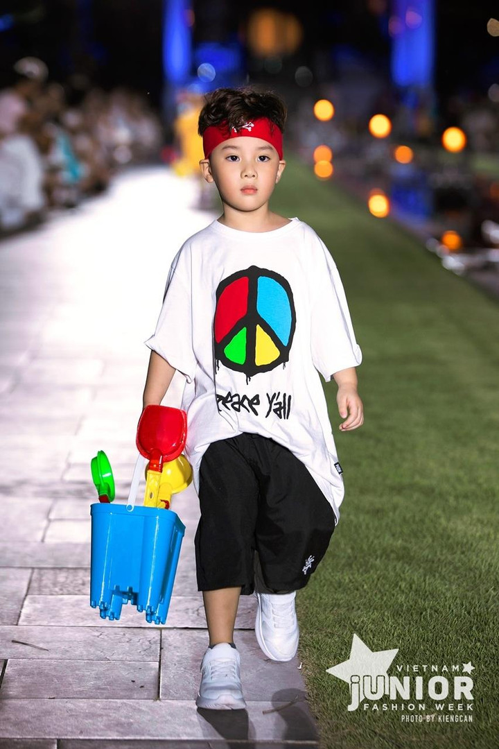 Dàn mẫu nhí xuất hiện ấn tượng trong tuần lễ thời trang - 8