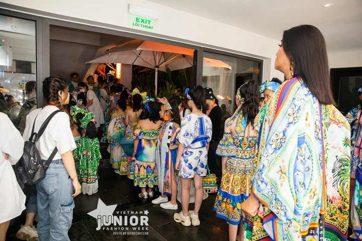 Dàn mẫu nhí xuất hiện ấn tượng trong tuần lễ thời trang - 14