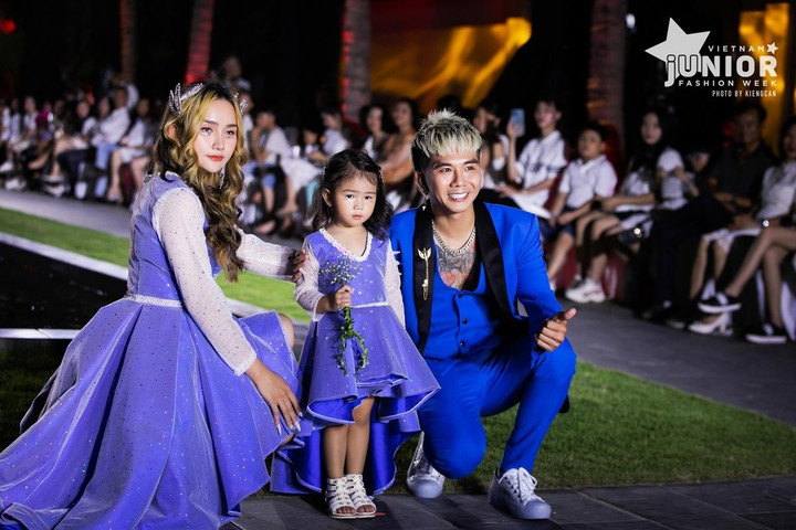 Dàn mẫu nhí xuất hiện ấn tượng trong tuần lễ thời trang - 11