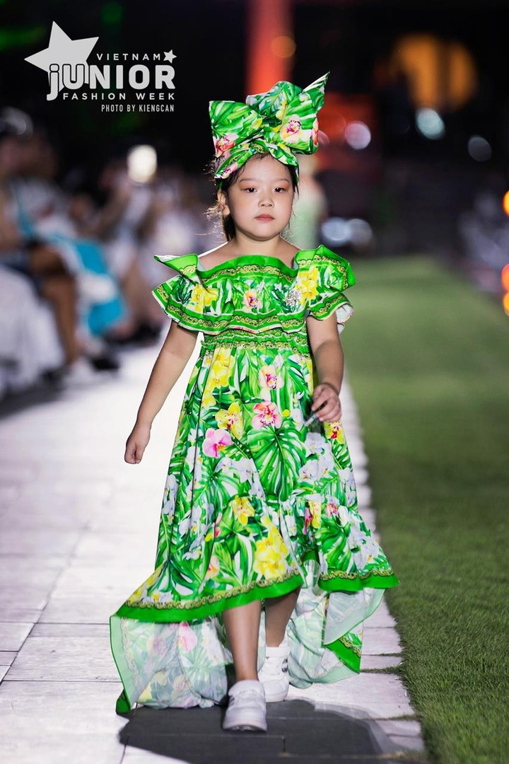 Dàn mẫu nhí xuất hiện ấn tượng trong tuần lễ thời trang - 13