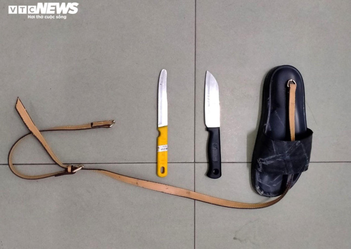 Giật túi xách, 2 tên cướp kéo lê cô gái 50m trên đường - 1