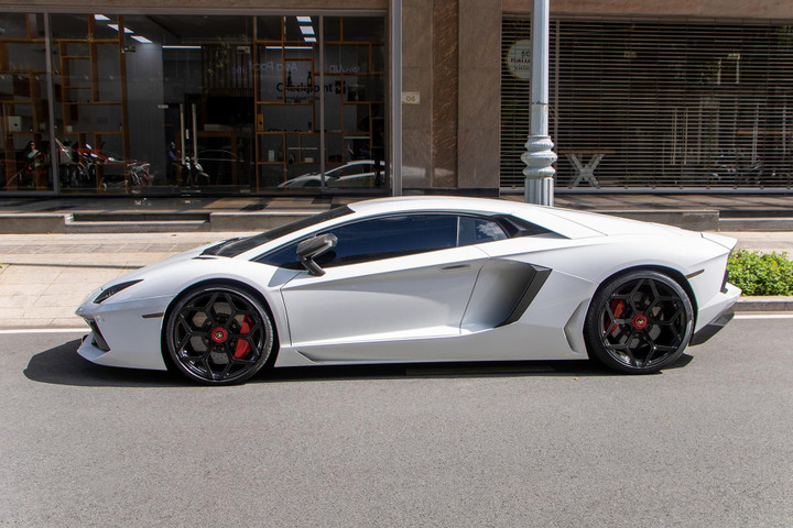 Lamborghini Aventador chính hãng đầu tiên tại Việt Nam tái xuất - 4