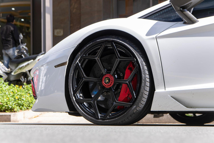 Lamborghini Aventador chính hãng đầu tiên tại Việt Nam tái xuất - 5