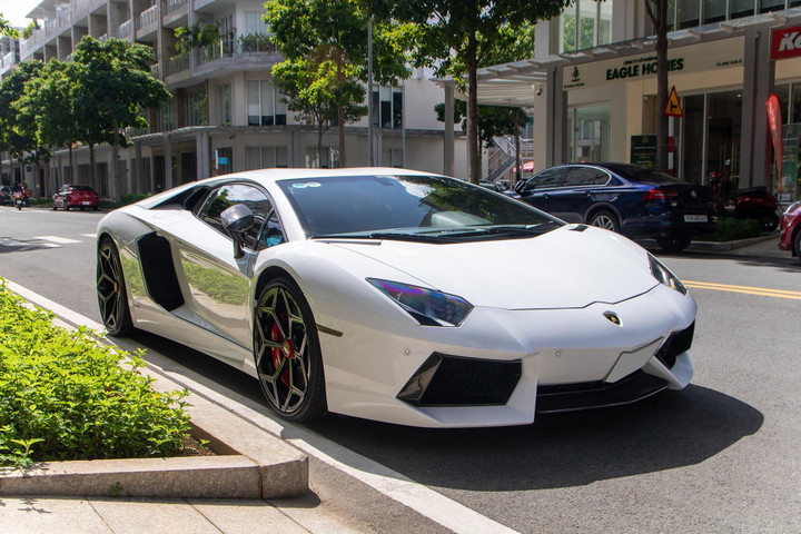 Lamborghini Aventador chính hãng đầu tiên tại Việt Nam tái xuất - 3