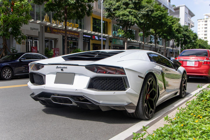 Lamborghini Aventador chính hãng đầu tiên tại Việt Nam tái xuất - 7
