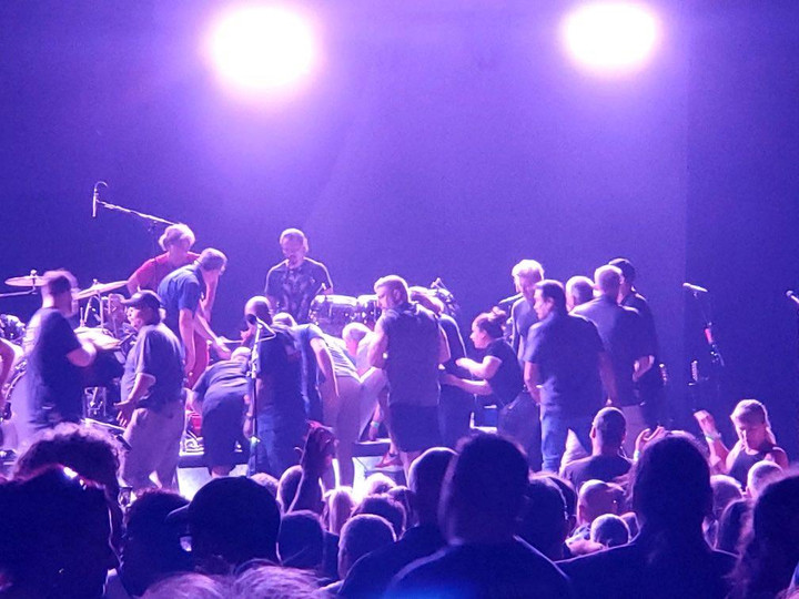 Huyền thoại âm nhạc Mỹ Carlos Santana gục trên sân khấu - 2