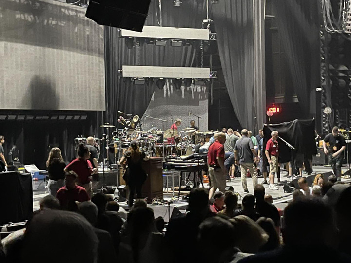 Huyền thoại âm nhạc Mỹ Carlos Santana gục trên sân khấu - 3