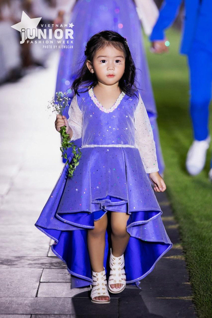 Dàn mẫu nhí xuất hiện ấn tượng trong tuần lễ thời trang - 10