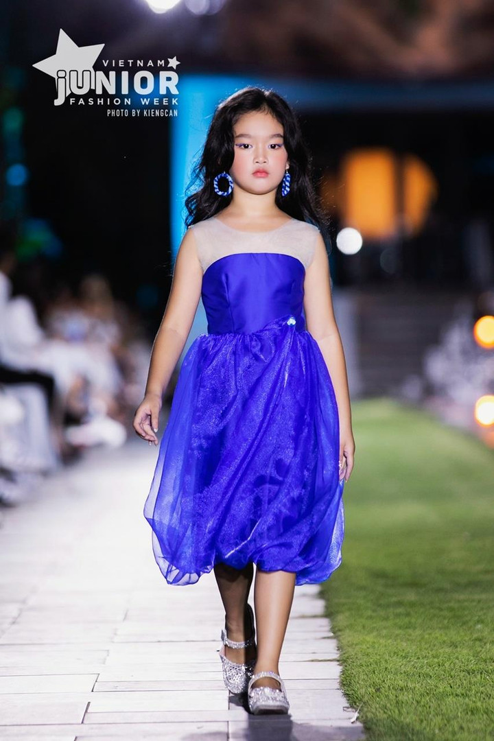 Dàn mẫu nhí xuất hiện ấn tượng trong tuần lễ thời trang - 5