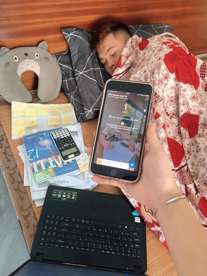 Muôn kiểu ôn bài của sĩ tử 2k4: Từ bàn tiệc đến mặt biển đều không quên nhiệm vụ - 1