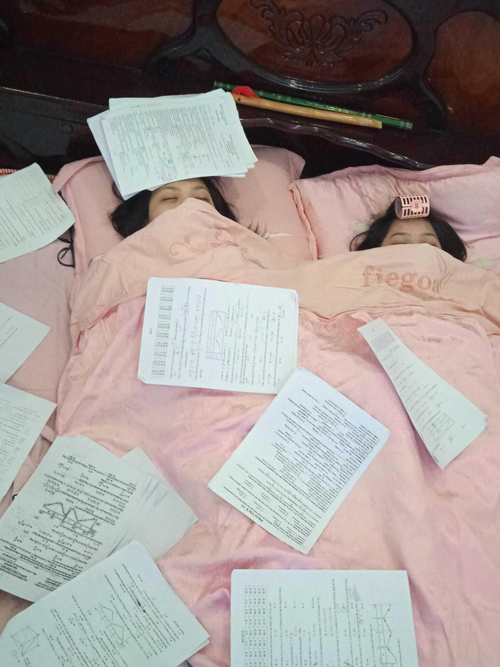 Muôn kiểu ôn bài của sĩ tử 2k4: Từ bàn tiệc đến mặt biển đều không quên nhiệm vụ - 5