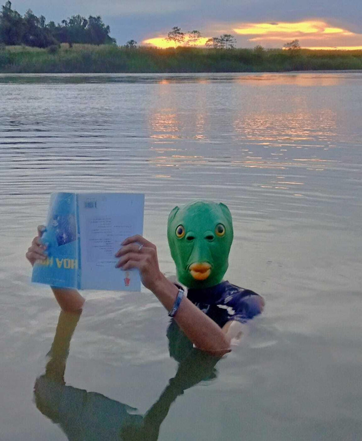 Muôn kiểu ôn bài của sĩ tử 2k4: Từ bàn tiệc đến mặt biển đều không quên nhiệm vụ - 4