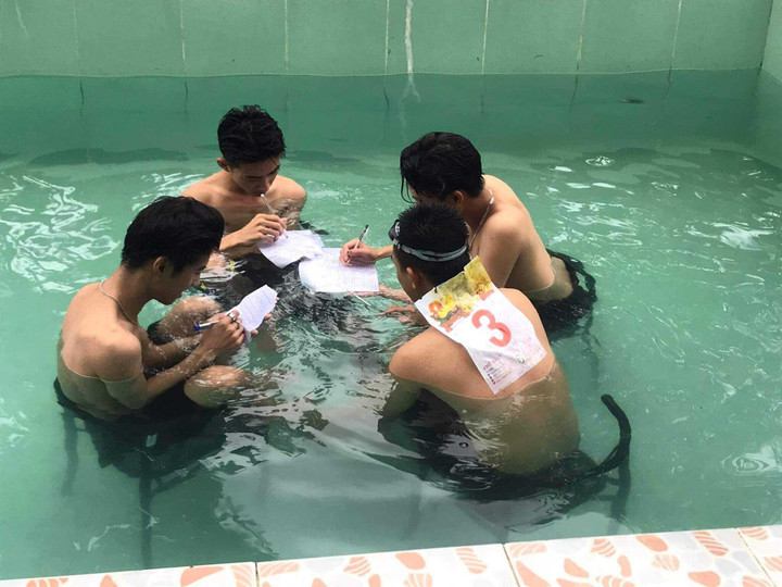 Muôn kiểu ôn bài của sĩ tử 2k4: Từ bàn tiệc đến mặt biển đều không quên nhiệm vụ - 2