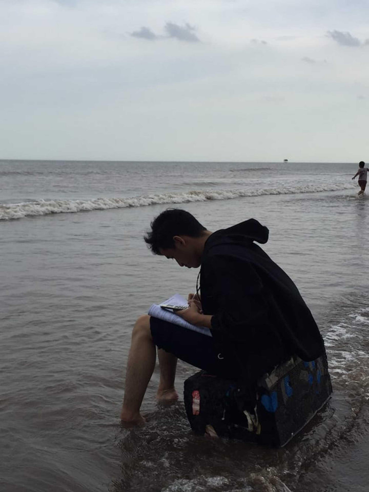 Muôn kiểu ôn bài của sĩ tử 2k4: Từ bàn tiệc đến mặt biển đều không quên nhiệm vụ - 3