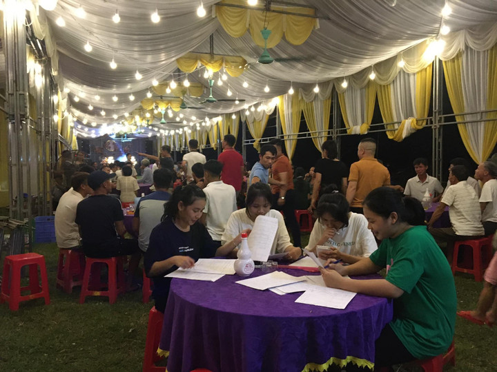 Muôn kiểu ôn bài của sĩ tử 2k4: Từ bàn tiệc đến mặt biển đều không quên nhiệm vụ - 6