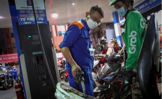 Chuyên gia: Giá xăng dầu tăng cao, người nghèo chịu thiệt thòi nhất - 1
