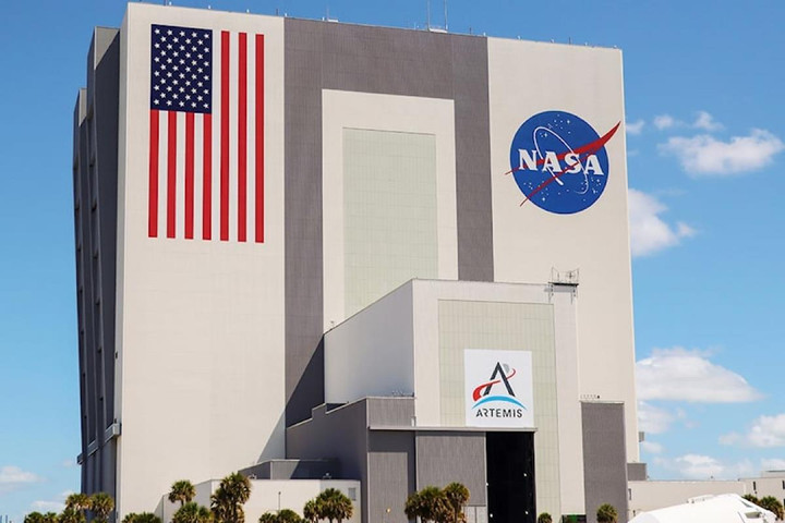 Khám phá mẫu ô tô điện được sử dụng để đưa đón các phi hành gia NASA - 2