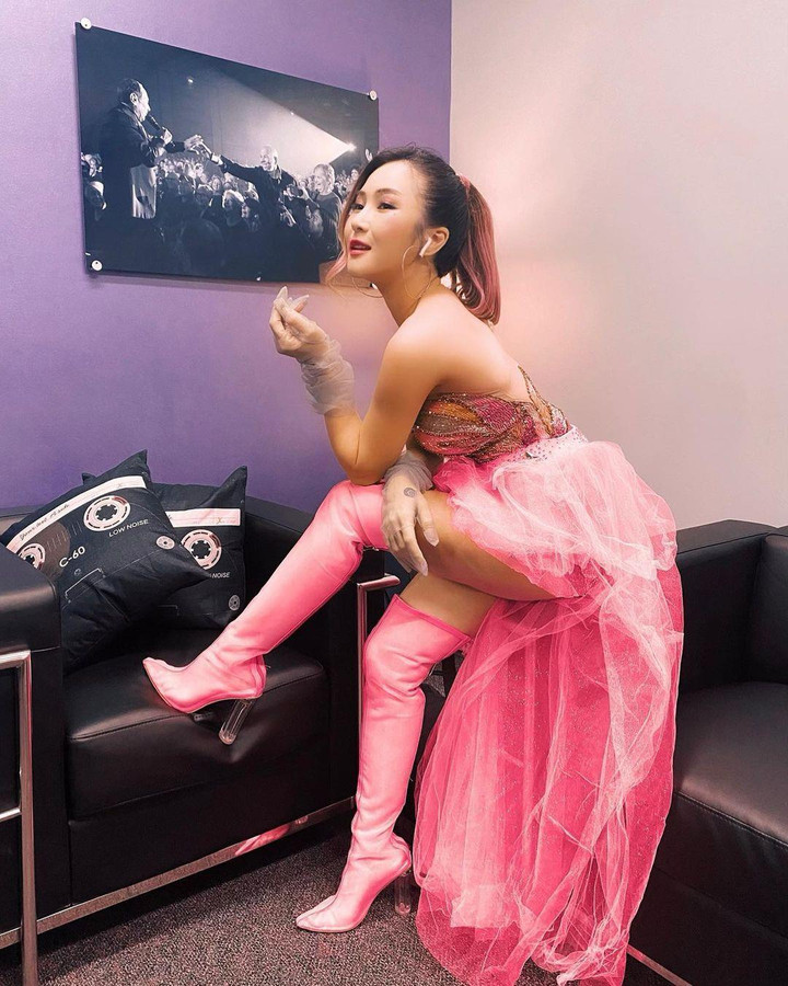 Thời trang đi diễn 'nhức mắt' của Hương Tràm từ khi sang Mỹ - 7