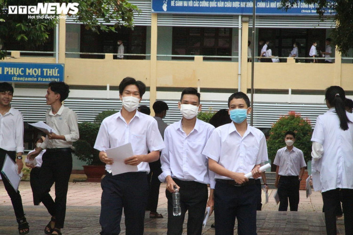 Ảnh: Thí sinh 53 tuổi dự thi tốt nghiệp THPT với đôi tay khiếm khuyết - 9