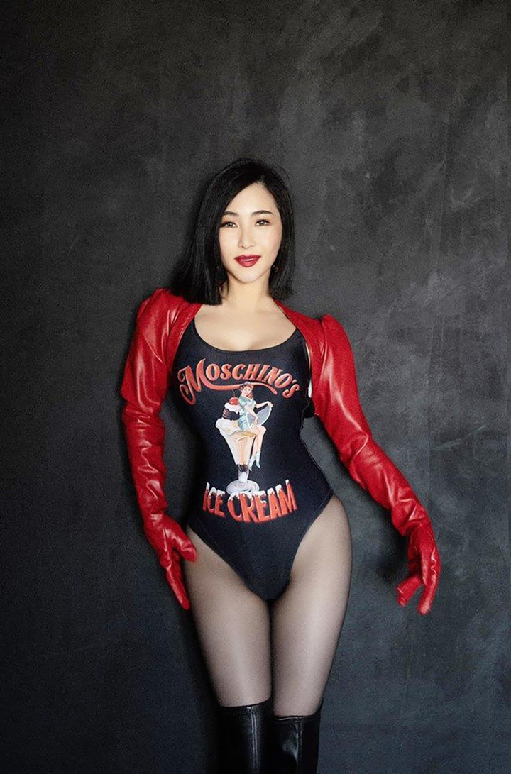 Thời trang đi diễn 'nhức mắt' của Hương Tràm từ khi sang Mỹ - 2