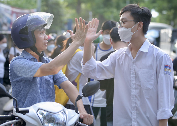 Thí sinh cả nước bước vào ngày thứ 2 kỳ thi tốt nghiệp THPT 2022 - 1