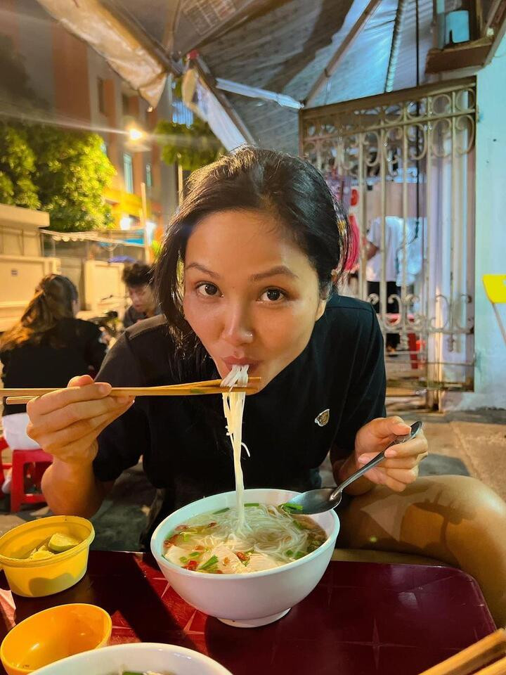 Sao Việt 9/7: Lệ Quyên tự nhận mình trẻ đẹp hơn lúc 20 tuổi - 4