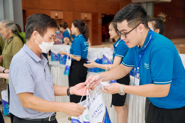 Tặng 100.000 thực phẩm bảo vệ sức khỏe Kiện Cốt Vương cho người bệnh xương khớp - 2