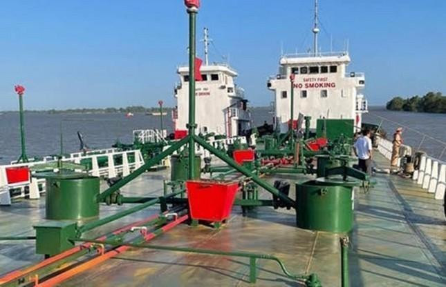 Cựu đại tá Cảnh sát biển góp vốn buôn lậu xăng từ Singapore về Việt Nam - 2