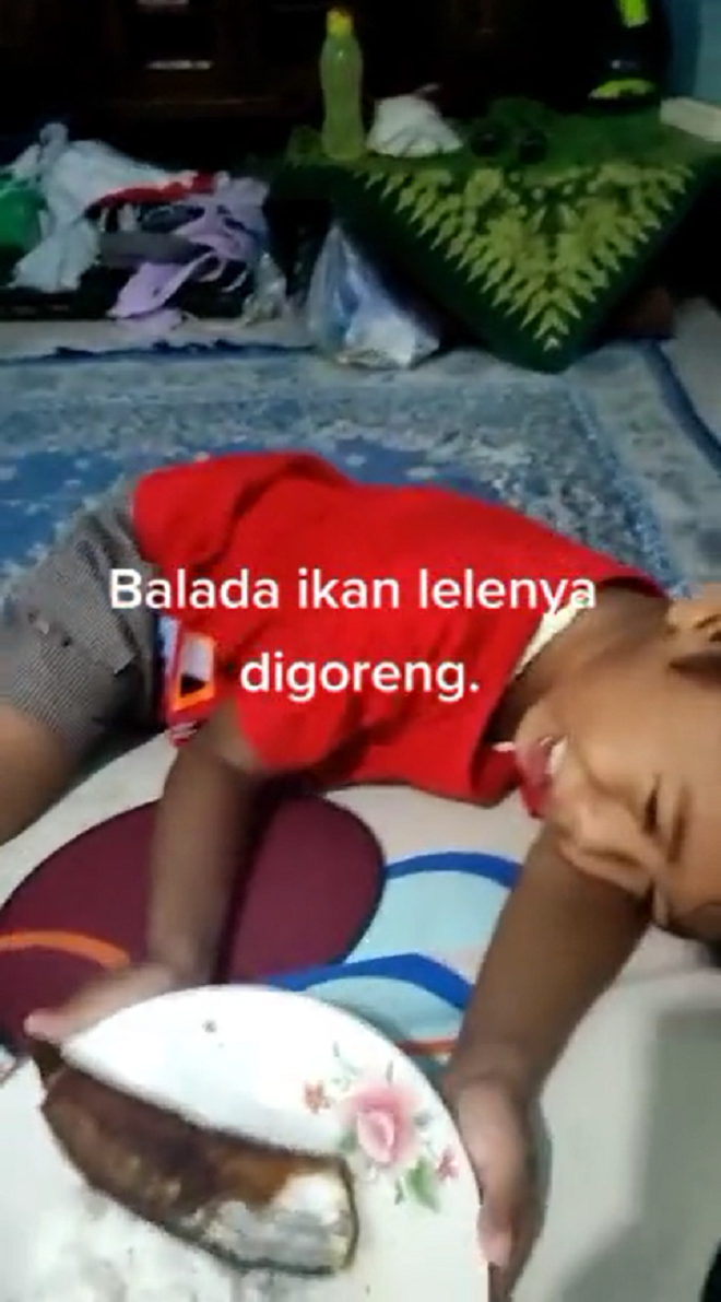 Cậu bé vật vã khóc khi mẹ chiên cá cưng để ăn cơm, hành động sau còn bất ngờ hơn - 4